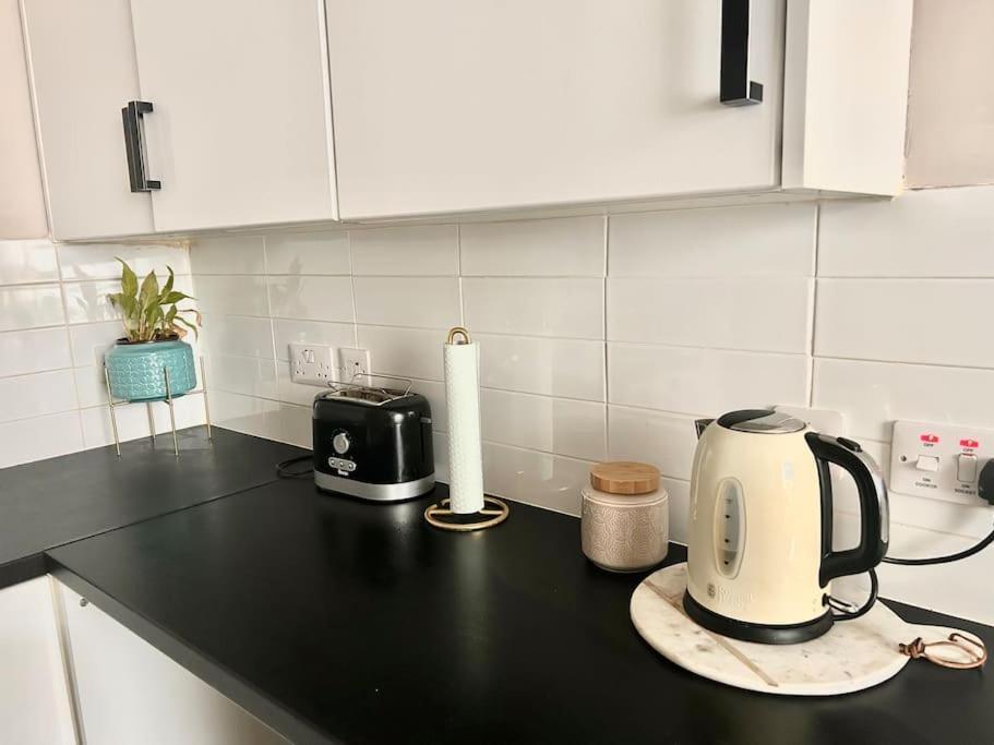 Large 2 Bedroom, Ground Floor Flat, Close To City Единбург Екстериор снимка